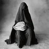 Irving Penn, Woman with three loaves (Morocco), 1971, Selenium toned gelatin silver print, printed 1990