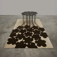 Hubert Le Gall, Tapis Ombre chinée et table Marguerites 18 fleurs, Laine et bronze patinée