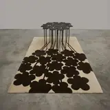 Hubert Le Gall, Tapis Ombre chinée et table Marguerites 18 fleurs, Laine et bronze patinée