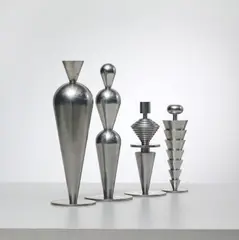 Suite de quatre sculptures Cariatidi by Andrea Branzi, Fonte d'aluminium polie, offered Nov 2024