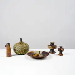 Ensemble de quatre vases et un plat by Annikki Hovisaari, A set of four vases and one plate in glazed stoneware by Annikki Hovisaari and edited by Arabia circa 1960, sold Sep 2024