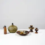 Annikki Hovisaari, Ensemble de quatre vases et un plat, A set of four vases and one plate in glazed stoneware by Annikki Hovisaari and edited by Arabia circa 1960