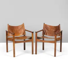Michel Arnoult, Paire de fauteuils Peg Lev, dit Safari, A pair of 'Peg Lev' armchairs, also called 'Safari', in sipo and original leather by Michel Arnoult designed in 1968