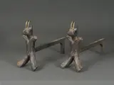 Travail Français, Paire de chenets zoomorphes, Fer forgé, bronze doré et fonte