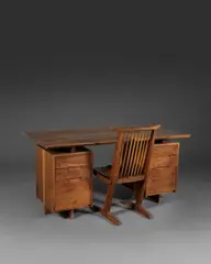 George Nakashima, Ensemble comprenant un bureau Double Pedestal et une chaise Conoid, A set comprising a 'Double pedestal' desk and a 'Conoid' chair in American walnut by George Nakashima respectively in 1968 and 1974