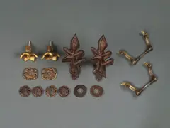 Gérard Dalmon, Ensemble comprenant une paire de boutons de porte et quatre entrées de serrure de la série Anne ; une paire de patères, Bronze patiné
