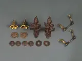 Gérard Dalmon, Ensemble comprenant une paire de boutons de porte et quatre entrées de serrure de la série Anne ; une paire de patères, Bronze patiné