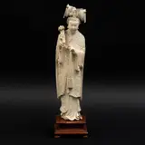 Dama Con Cetro, CHINA, SIGLO XX, Talla en marfil, decoración esgrafiada, tinta negra; con base de madera