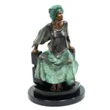 Victor Gutierrez, MUJER SENTADA, Bronce, patinado policromo; base de mármol negro