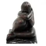 Enrique Jolly, DESNUDO FEMENINO SEDENTE, Bronce, patinado en color marrón; base de mármol negro veteado