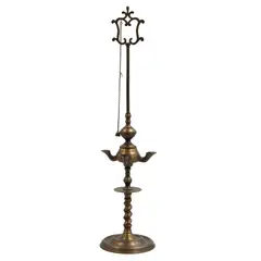 Lámpara de Aceite, SIGLO XX, Bronce, para cuatro luces; base circular escalonada fuste de tipo "salomónico" y torneado compuesto