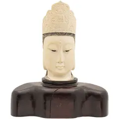Cabeza de Buda, CHINA, SIGLO XX, Talla en marfil, decoración esgrafiada, tinta negra; con base de madera