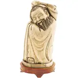 Li Bai Dormitando*, CHINA, CA., 1900, Talla en marfil esgrafiado y entintado con base de madera tallada