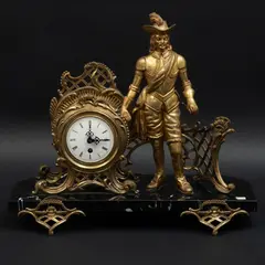Reloj de Chimenea, ESPAÑA, SIGLO XX, Bronce, acabado dorado, base de mármol negro; carátula metálica, números romanos; decoraciones de estilo Luis XV y figura de mosquetero
