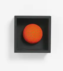 Ohne Titel by Kuno Gonschior, Mischtechnik (Objektkasten aus Holz, bemalte Holzkugel), sold May 2017