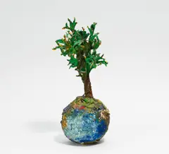 Thomas Virnich, Paradiesapfel, 2001, Draht, Pappe und Leinen 42 x Ø ca
