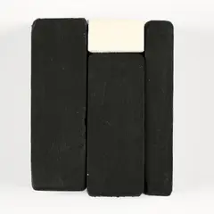 Ouhi Cha, "Objet trouvé", 2002, Holz und Acryl