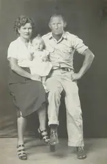 Mike Disfarmer, Husband, wife, and child, circa 1940, Gelatin silver print