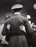 Alfred Eisenstaedt, Soldier saying Goodbye, Pennsylvania Station, New York