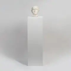 Juan Muñoz, Cabeza de Enano, 1997, plaster sculpture on plinth