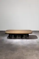 Ado Chale, Goutte d'eau, Une table basse en bronze sur pieds laqués noirs