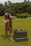 Jan Fabre, De man die vuur geeft, Sculpture composée de deux éléments:
