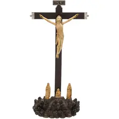 Calvario, ORIGEN INDO-PORTUGUÉS, SIGLO XVIII, Talla en marfil, entintado; base de madera estilizada, sobre la cual se encuentran las figuras de Cristo crucificado, la Virgen María, San Juan (el Evangelista) y María Magdalena; cruz rectangular de madera, con cantoneras de metal plateado