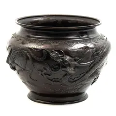 Macetero, JAPÓN, CA, 1900, Bronce, patinado en color marrón; decorado con relieves a manera dragón y ave fénix