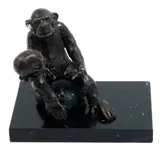 El Mono de Darwin, SIGLO XX, Bronce, patinado en color marrón; base de mármol negro