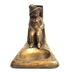 Cenicero, AUSTRIA, CA, 1900, Bronce, acabado dorado; figura a manera de infante y ramas de laurel