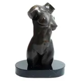 Torso Femenino, SIGLO XX, Bronce, patinado en color marrón; con base de mármol negro