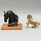 Caballo (levantándose) y Cabeza de Caballo, SIGLO XX, Bronce, patinado en color marrón y acabado dorado; uno con base de madera