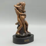 PAREJA ABRAZADA by Maricela Aguilar Reyes, Bronce, acabado dorado; con base de mármol negro, sold Sep 2024