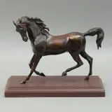Caballo, SIGLO XX, Bronce, patinado en color marrón; con base de madera