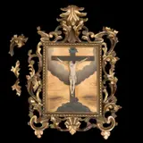 Cristo Crucificado, SIGLO XX, Talla en marfil; fondo decorado al óleo, marco de madera dorada con relieves a manera de acantos (desprendimientos)