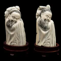 Li Bai Dormitando*, CHINA, SIGLO XX, Talla en marfil, decoración esgrafiada, tinta negra; con bases de madera