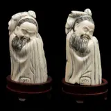 Li Bai Dormitando*, CHINA, SIGLO XX, Talla en marfil, decoración esgrafiada, tinta negra; con bases de madera