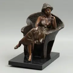 Dama En Sillón, SIGLO XX, Bronce, patinado en color marrón; con base de mármol negro