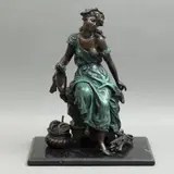 Campesina Sentada*, SIGLO XX, Bronce, patinado en color verde y marrón; con base de mármol negro
