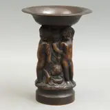 Base, MÉXICO, SIGLO XX, Bronce, patinado en color marrón; decorado con figuras de infantes