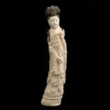 Guan Yin, CHINA, SIGLO XX, Talla en marfil, decoración esgrafiada, tinta negra, detalles al oro