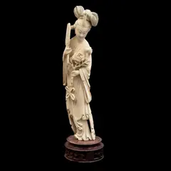 Dama Con Flor y Abanico, CHINA, SIGLO XX, Talla en marfil, decoración esgrafiada, tinta negra, firmada; con base de madera