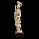Dama Con Flor y Abanico, CHINA, SIGLO XX, Talla en marfil, decoración esgrafiada, tinta negra, firmada; con base de madera