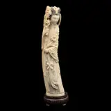 Dama Con Flores, CHINA, SIGLO XX, Talla en marfil, decoración esgrafiada, tinta negra, firmada; con base de madera
