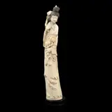 Dama Con Flores, CHINA, SIGLO XX, Talla en marfil, decoración esgrafiada, tinta negra; firmada