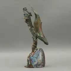 Bodo Muche, BALLENA JOROBADA (CON DELFINES), Bronce patinado en color verde, con aplicación de piedra