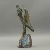 Bodo Muche, BALLENA JOROBADA (CON DELFINES), Bronce patinado en color verde, con aplicación de piedra