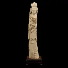 Dama Con Flores y Abanico, CHINA, SIGLO XX, Talla en marfil, decoración esgrafiada, tinta negra; con base de madera
