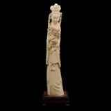 Dama Con Flores y Abanico, CHINA, SIGLO XX, Talla en marfil, decoración esgrafiada, tinta negra; con base de madera