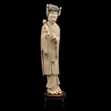 Dama Con Cetro, CHINA, PRINCIPIOS DEL SIGLO XX, Talla en marfil, decoración esgrafiada, tinta negra; con base de madera